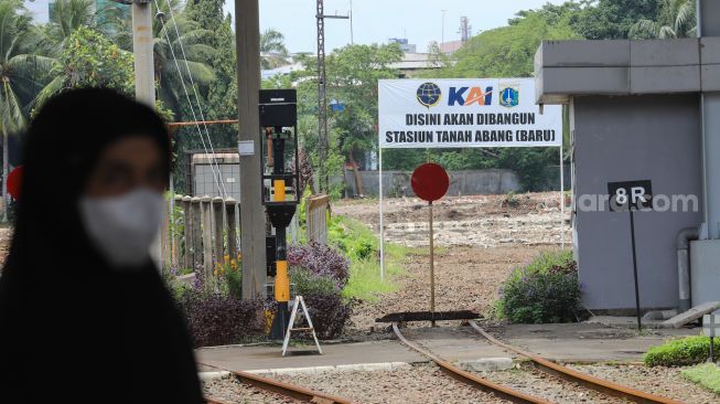 Penumpang menunggu kedatangan Kereta Api di Stasiun Tanah Abang, Jakarta Pusat, Jumat (24/2/2023). [Suara.com/Alfian Winanto]