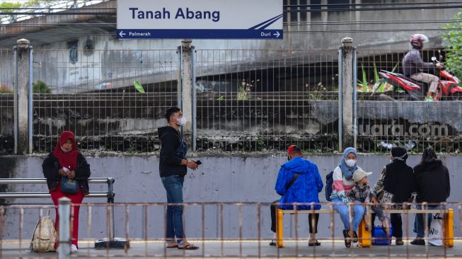 Penumpang menunggu kedatangan Kereta Api di Stasiun Tanah Abang, Jakarta Pusat, Jumat (24/2/2023). [Suara.com/Alfian Winanto]