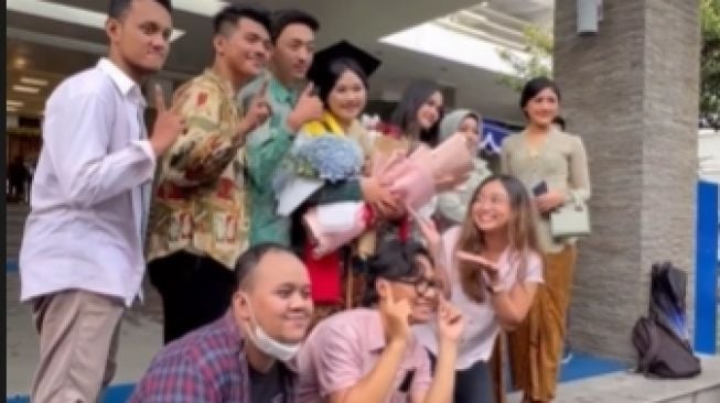 Momen Erina Gudono Hadiri Wisuda Adik (Instagram/@shaniagudono)