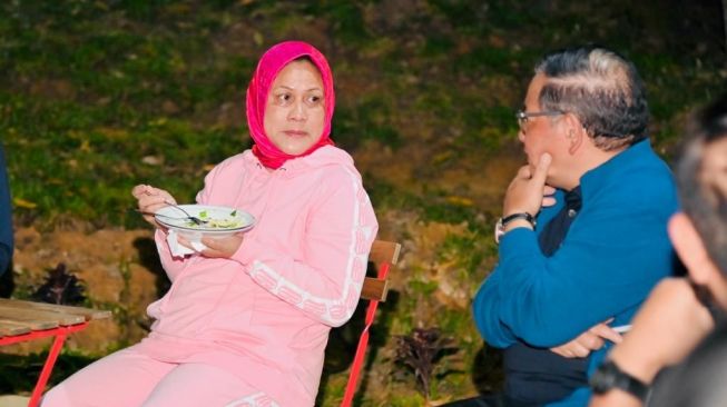 Ibu Negara Iriana Jokowi menyantap makan malam di Kawasan Inti Pusat Pemerintahan (KIPP) Ibu Kota Negara (IKN) Nusantara, Kabupaten Penajam Paser Utara, Kalimantan Timur, Kamis (23/2/2023). (Laily Rachev - Biro Pers Sekretariat Presiden)