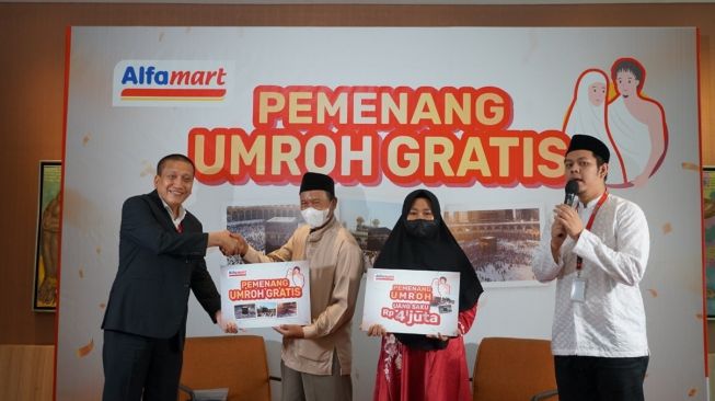 Umrah gratis adalah hadiah dari Program Pencet-pencet Asyik Alfamart. (Dok: Alfamart)