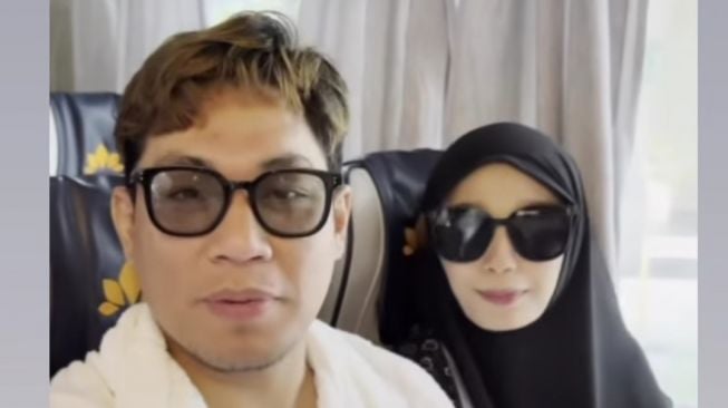 Perjalanan Umrah Rizal Armada dan Istri (Instagran/@monicaimas)