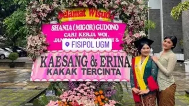 Momen Erina Gudono Hadiri Wisuda Adik (Instagram/@erinagudono)