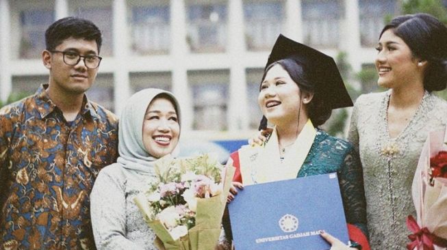 Momen Erina Gudono Hadiri Wisuda Adik (Instagram/@shaniagudono)