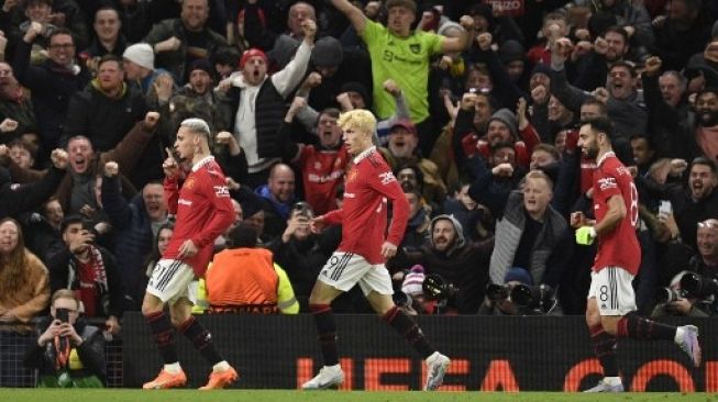 Gelandang Manchester United Antony (kiri) merayakan gol kedua timnya selama pertandingan sepak bola leg kedua babak knockout Liga Europa UEFA antara Manchester United dan FC Barcelona di stadion Old Trafford di Manchester, Inggris, pada 23 Februari , 2023. Oli SCARFF/AFP