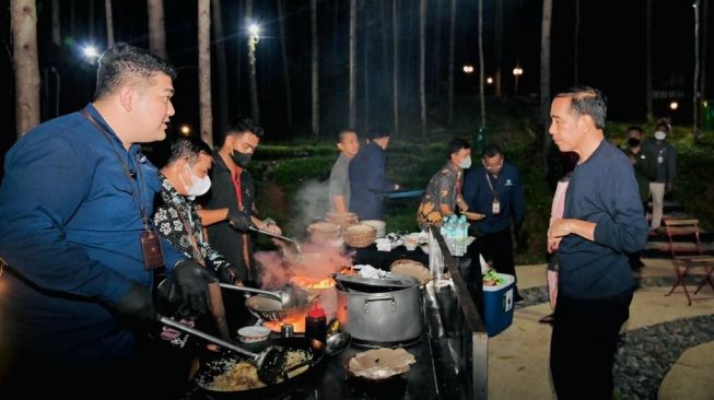  Juru masak kepresidenan Chef Claudio Iglesias memasak masakan sederhana untuk Presiden Jokowi dan Iriana Jokowi beserta menteri di Kawasan Inti Pusat Pemerintahan (KIPP) Ibu Kota Negara (IKN) Nusantara, Kabupaten Penajam Paser Utara, Kalimantan Timur, Kamis (23/2/2023). (Laily Rachev - Biro Pers Sekretariat Presiden)