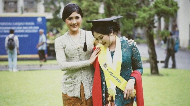 Momen Erina Gudono Hadiri Wisuda Adik (Instagram/@shaniagudono)