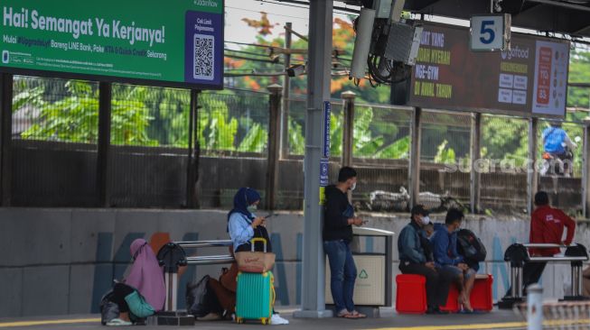 Penumpang menunggu kedatangan Kereta Api di Stasiun Tanah Abang, Jakarta Pusat, Jumat (24/2/2023). [Suara.com/Alfian Winanto]