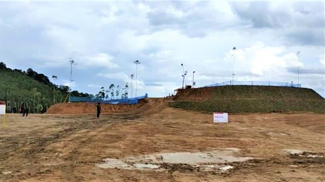 Kondisi pembangunan kawasan rumah menteri di IKN Nusantara, Kalimantan Timur, Jumat (24/2/2023). (Suara.com/Ria RIzki)