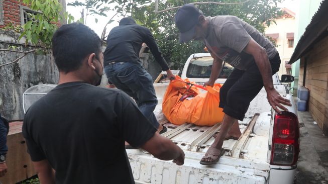 Petugas Balai Konservasi Sumber Daya Alam (BKSDA) Aceh menurunkan kantung berisi bangkai Harimau Sumatera (Panthera tigris sumatrae) untuk dikuburkan di Banda Aceh, Aceh, Jumat (24/2/2024). [ ANTARA FOTO / Irwansyah Putra].