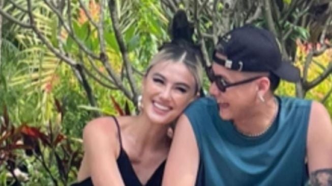 Makin Terlihat Mesra Intip 6 Potret Agnez Mo Liburan Bareng Pacar Di Bali