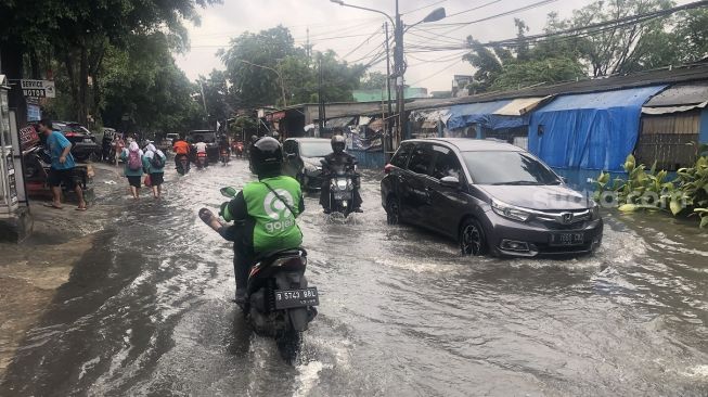 Buntut Hujan Deras Jalan Patra Kebon Jeruk Tergenang 30 Cm Sejak Pagi