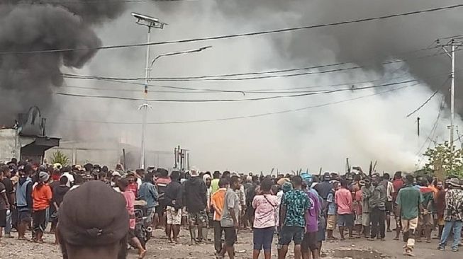 Aksi pembakaran yang dilakukan massa di Wamena, Kabupaten Jayawijaya, Provinsi Papua Pegunungan, Kamis (23/2/2023). [ANTARA/HO/Dokumen Pribadi]