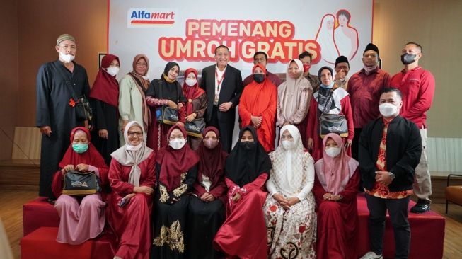 Alfamart Berangkatkan Suriyani dan 20 Orang Lainnya Beribadah Umrah Gratis