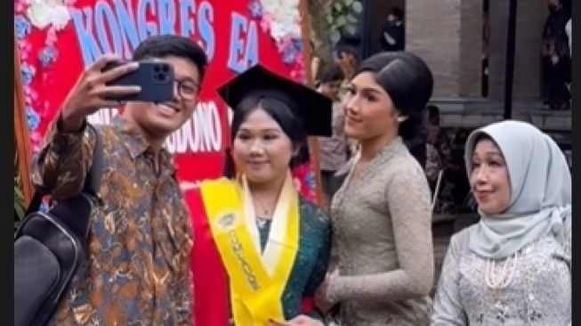 Tidak Didampingi Kaesang Pangarep, Ini 9 Momen Erina Gudono Hadiri Wisuda Adiknya