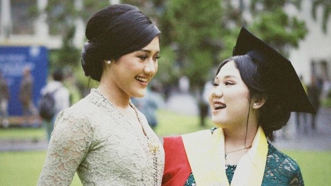 Momen Erina Gudono Hadiri Wisuda Adik (Instagram/@shaniagudono)