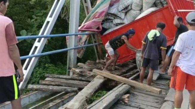 Bantalan Jembatan di Essang Rusak, Pengendara Diminta Berhati – Hati