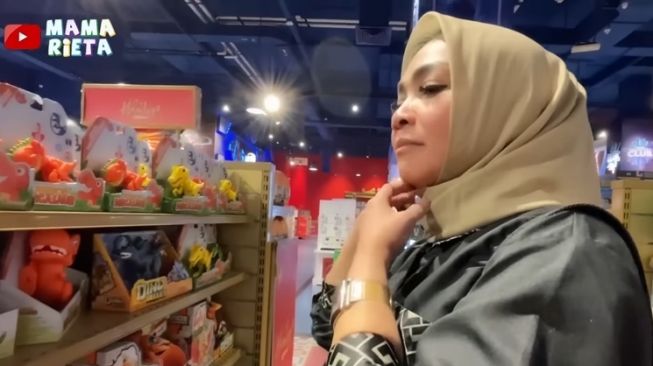 Momen Rieta Amilia Berburu Dinosaurus untuk Cipung (YouTube Mama Rieta)