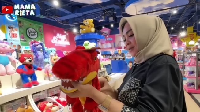 Momen Rieta Amilia Berburu Dinosaurus untuk Cipung (YouTube Mama Rieta)