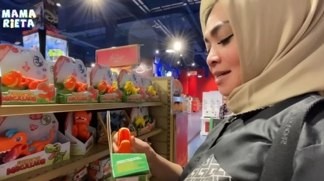 Momen Rieta Amilia Berburu Dinosaurus untuk Cipung (YouTube Mama Rieta)