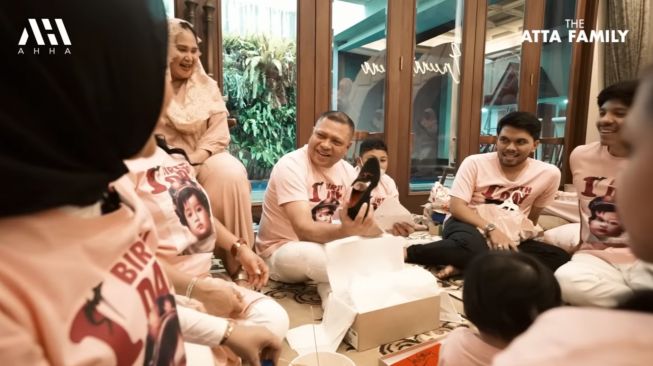 Potret Raul Lemos dan Ameena Tukar Kado (YouTube/Atta Halilintar)