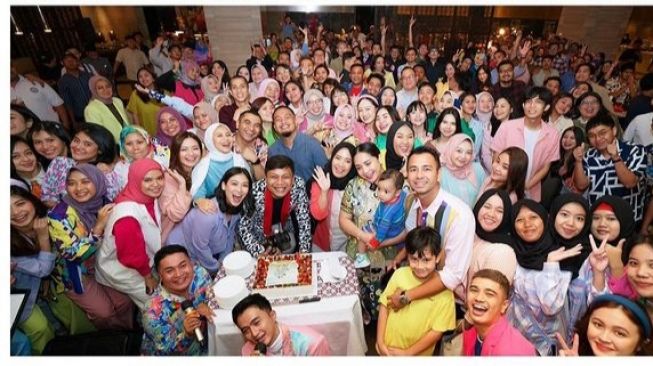 Benar-benar Jadi Sultan, Ini 5 Momen Raffi Ahmad dan Nagita Slavina Ajak 300 Karyawan Dinner di Restoran Mewah