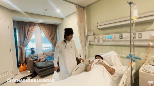 Momen Tariq Halilintar dirawat di rumah sakit (YouTube/Thariq Halilintar)