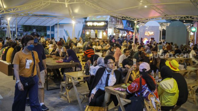 Warga mengunjungi salah satu pusat kuliner Chillax Sudirman, Jakarta Pusat, Sabtu (25/2/2023). [Suara.com/Alfian Winanto]