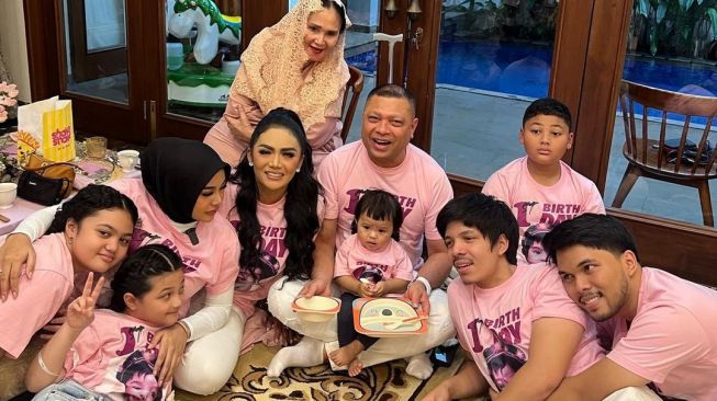 Hadiahnya Jadi Sorotan, Intip 9 Potret Raul Lemos dan Ameena Tukar Kado Ulang Tahun