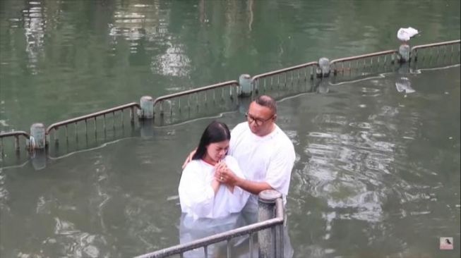 Potret Artis Saat di Baptis (Instagram/@felicyangelista_)
