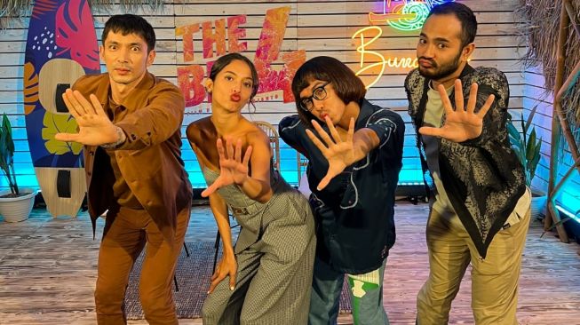 Bondol JPG bareng bintang series The Big 4 seperti Abimana Aryasatya, Putri Marino, dan Marthino Lio. [Instagram]