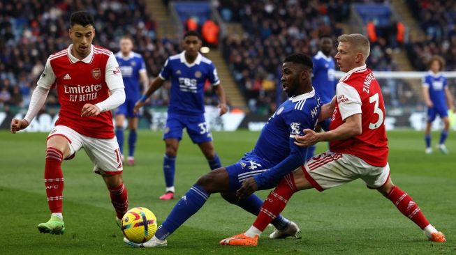 Bek Arsenal asal Ukraina Oleksandr Zinchenko (kanan) bersaing dengan striker  Leicester City asal Nigeria Kelechi Iheanacho (dua dari kanan) selama pertandingan pekan ke-25 Liga Inggris antara Leicester City vs Arsenal di Stadion King Power di Leicester, Inggris tengah pada 25 Februari 2023.DARREN STAPLES / AFP