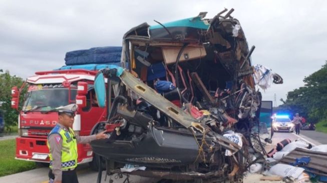 Tragis! Bus Habibah Jaya Kencana Seruduk Truk Beras di Tol Cipali KM 186, Lima Orang Tewas