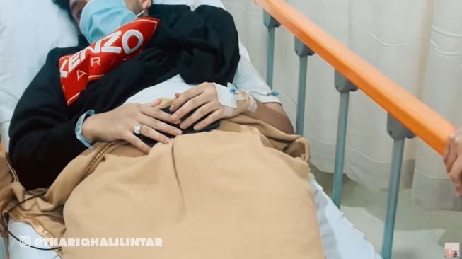 Momen Tariq Halilintar dirawat di rumah sakit (YouTube/Thariq Halilintar)
