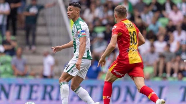 Profile of Joey Pelupessy (left), a player of Indonesian descent who is captain of the top Dutch League club, FC Groningen.  (Instagram/@joeypelupessy)