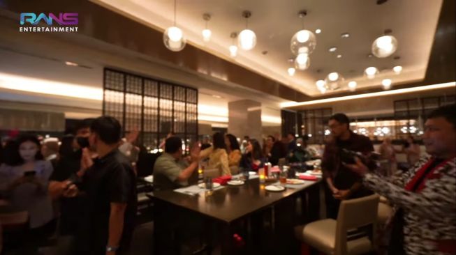 Momen Raffi dan Nagita Dinner Bareng Karyawan (YouTube/@RANS Entertainment) 