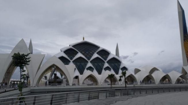 Kawasan dan Masjid Raya Al Jabbar Sementara Waktu Ditutup