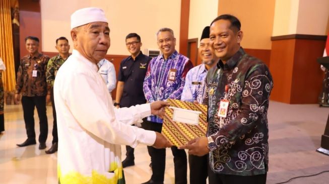 Pemkab HSU Beri Penghargaan 131 Pensiunan Guru