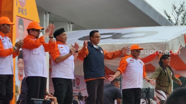 Anies Baswedan di acara Apel Siaga PKS di GBK, Minggu (26/2/2023). (Suara.com/Fakhri)