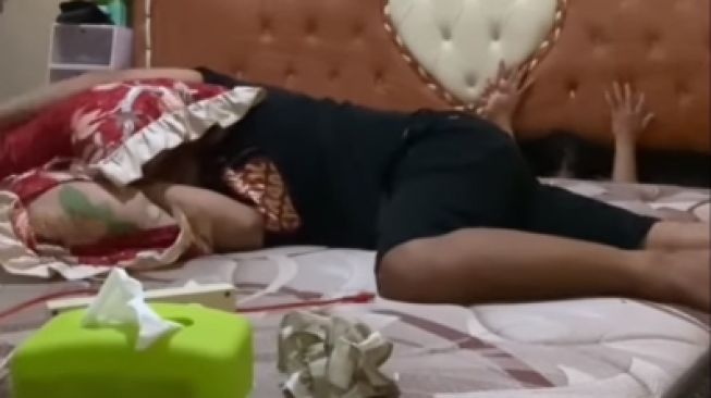 Niat Goda Suami saat Tidur, Istri Malah 'Ditelan' Kasur: Papa Tolong!