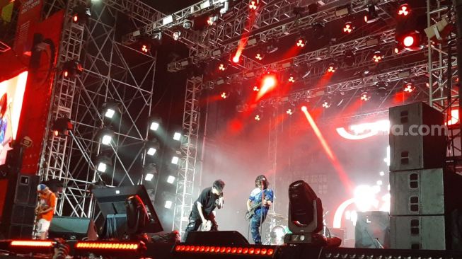 Penampilan Band GIGI di ajang Life Fest yang digelar di Komplek Gelora Bung Karno, Senayan, Jakarta Pusat, Sabtu (26/2/2023). [Ummy Haydah Saleh/Suara.com]