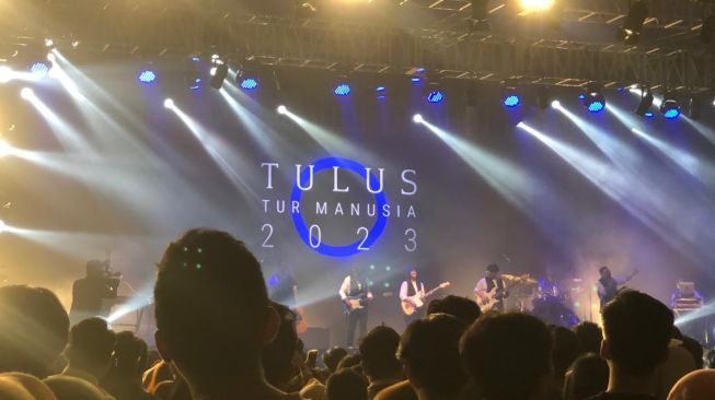 Bikin Emosi Penggemar Terombang-ambing, Konser Tulus di Yogyakarta Berlangsung Meriah