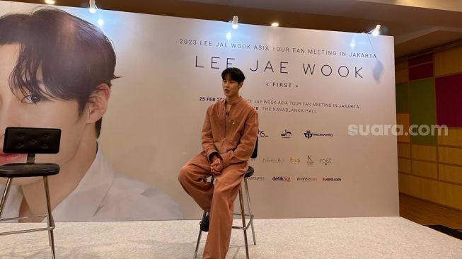 Lee Jae Wook saat melakukan eksklusive interview bersama Suara.com sebelum fan meeting di The Kasablanka Hall, Jakarta Selatan pada Jumat (24/2/2023). [Suara.com/Sumarni]