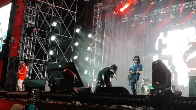 Penampilan Band GIGI di ajang Life Fest yang digelar di Komplek Gelora Bung Karno, Senayan, Jakarta Pusat, Sabtu (26/2/2023). [Ummy Haydah Saleh/Suara.com]