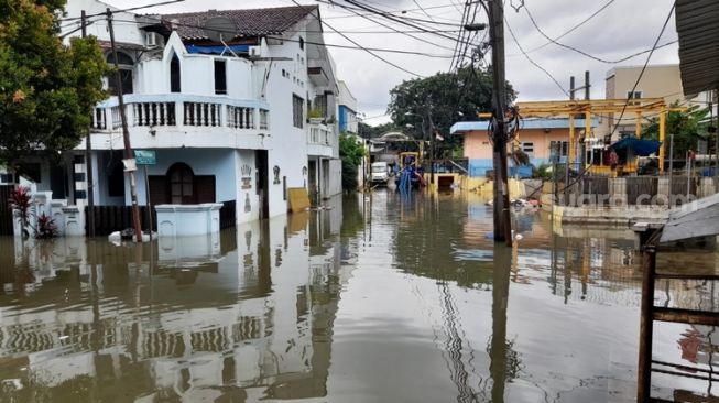 Kondisi Komplek Dosen IKIP RW 02 B Jati Kramat, Jati Asih, Kota Bekasi yang terendam banjir sejak Minggu (26/2/2023). Ketinggian air di perumahan mencapai 85 cm dan warga belum mendapat bantuan. (Suara.com/Danan Arya)