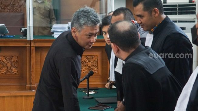 Terdakwa Hendra Kurniawan menjalani sidang putusan atau vonis soal perintangan penyidikan atas kematian Brigadir Nofriansyah Yosua Hutabarat di Pengadilan Negeri Jakarta Selatan, Senin (27/2/2023). [Suara.com/Alfian Winanto]
