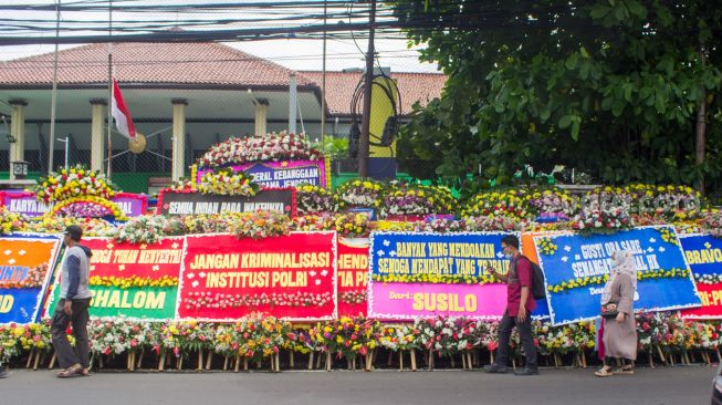 Karangan bunga berjejer di depan Pengadilan saat vonis terdakwa Hendra Kurniawan dan Agus Nurpatria di Pengadilan Negeri Jakarta Selatan, Senin (27/2/2023). [Suara.com/Alfian Winanto]