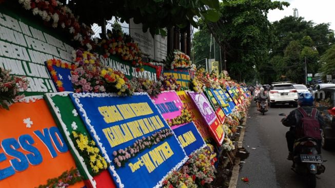 Jalan Depan PN Jaksel Dipenuhi Karangan Bunga Jelang Vonis Hendra Kurniawan: Semangat Jenderal, Dari Teman Mancing