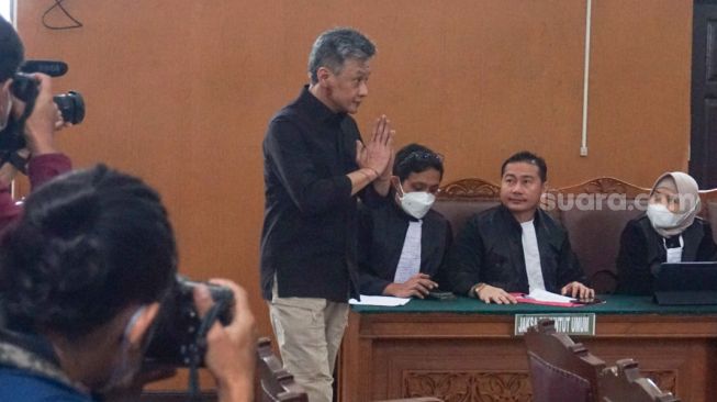 Terdakwa Hendra Kurniawan menjalani sidang putusan atau vonis soal perintangan penyidikan atas kematian Brigadir Nofriansyah Yosua Hutabarat di Pengadilan Negeri Jakarta Selatan, Senin (27/2/2023). [Suara.com/Alfian Winanto]
