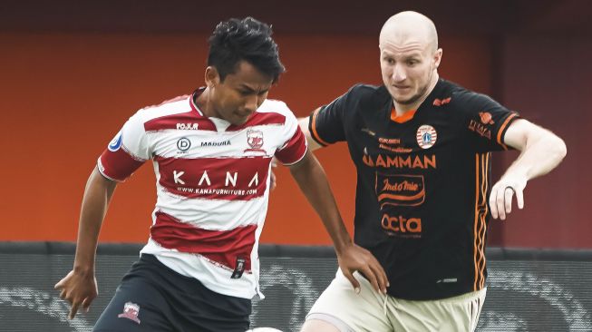 Penyerang Persija Jakarta, Michael Krmencik (kanan) saat menghadapi Madura United dalam laga pekan ke-27 BRI Liga 1 2022-2023, Minggu (26/2/2023). [Persija Jakarta]